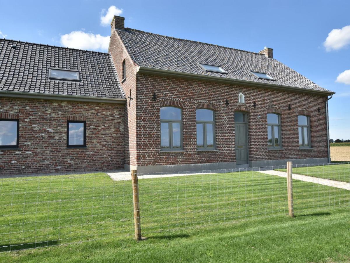 Spacious Holiday Home With Pond In Poperinge Roesbrugge-Haringe ภายนอก รูปภาพ