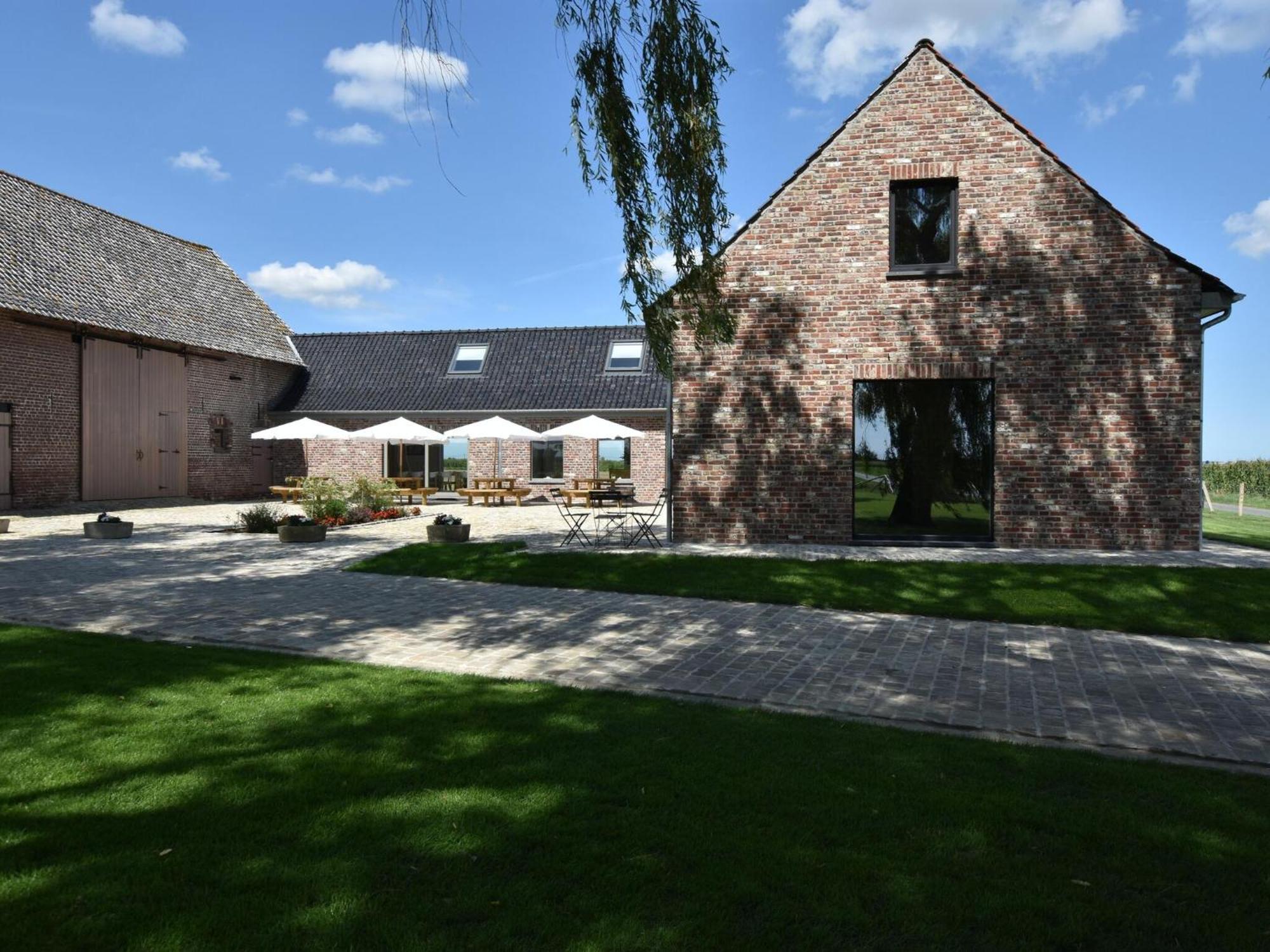 Spacious Holiday Home With Pond In Poperinge Roesbrugge-Haringe ภายนอก รูปภาพ