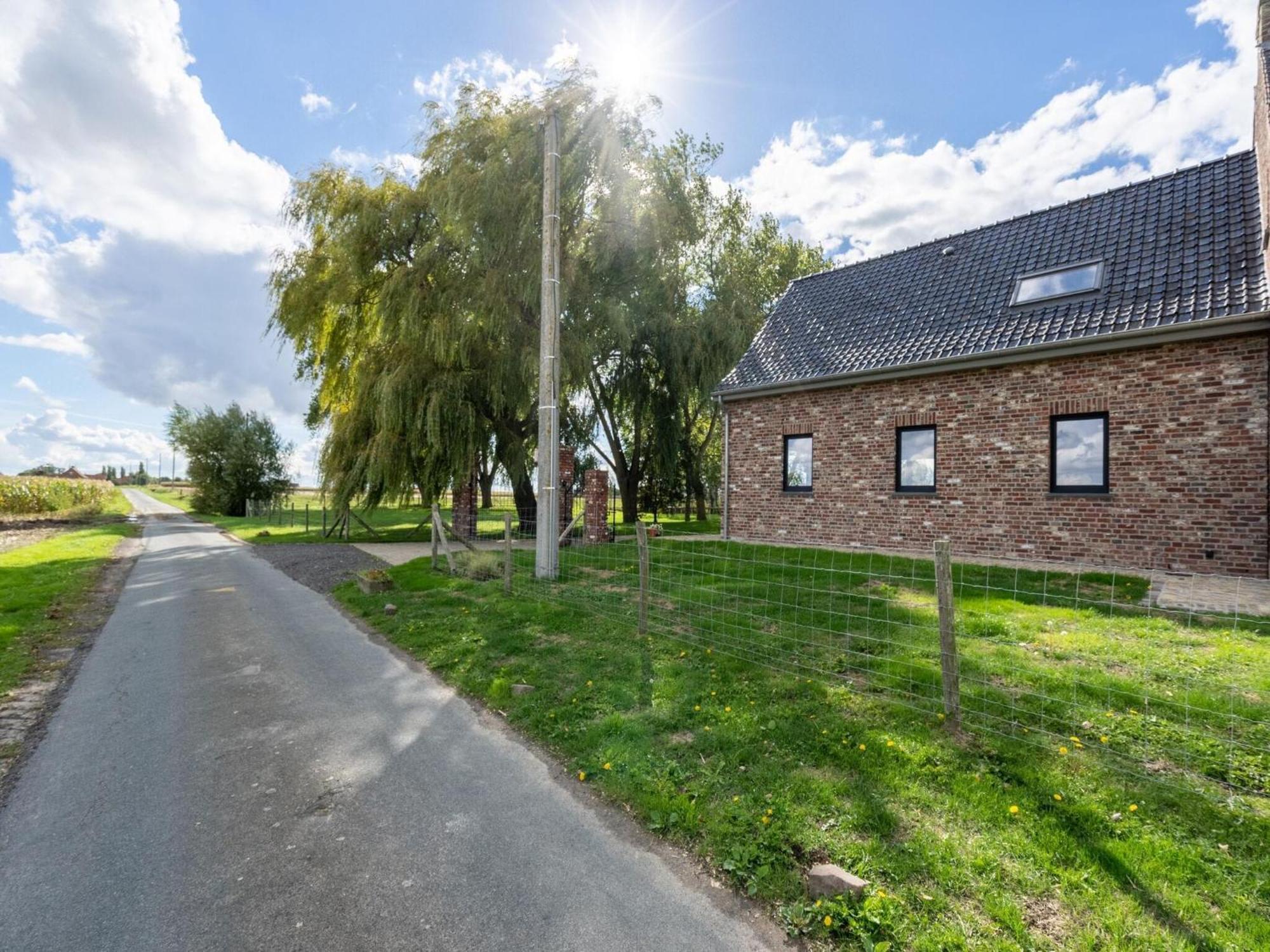 Spacious Holiday Home With Pond In Poperinge Roesbrugge-Haringe ภายนอก รูปภาพ