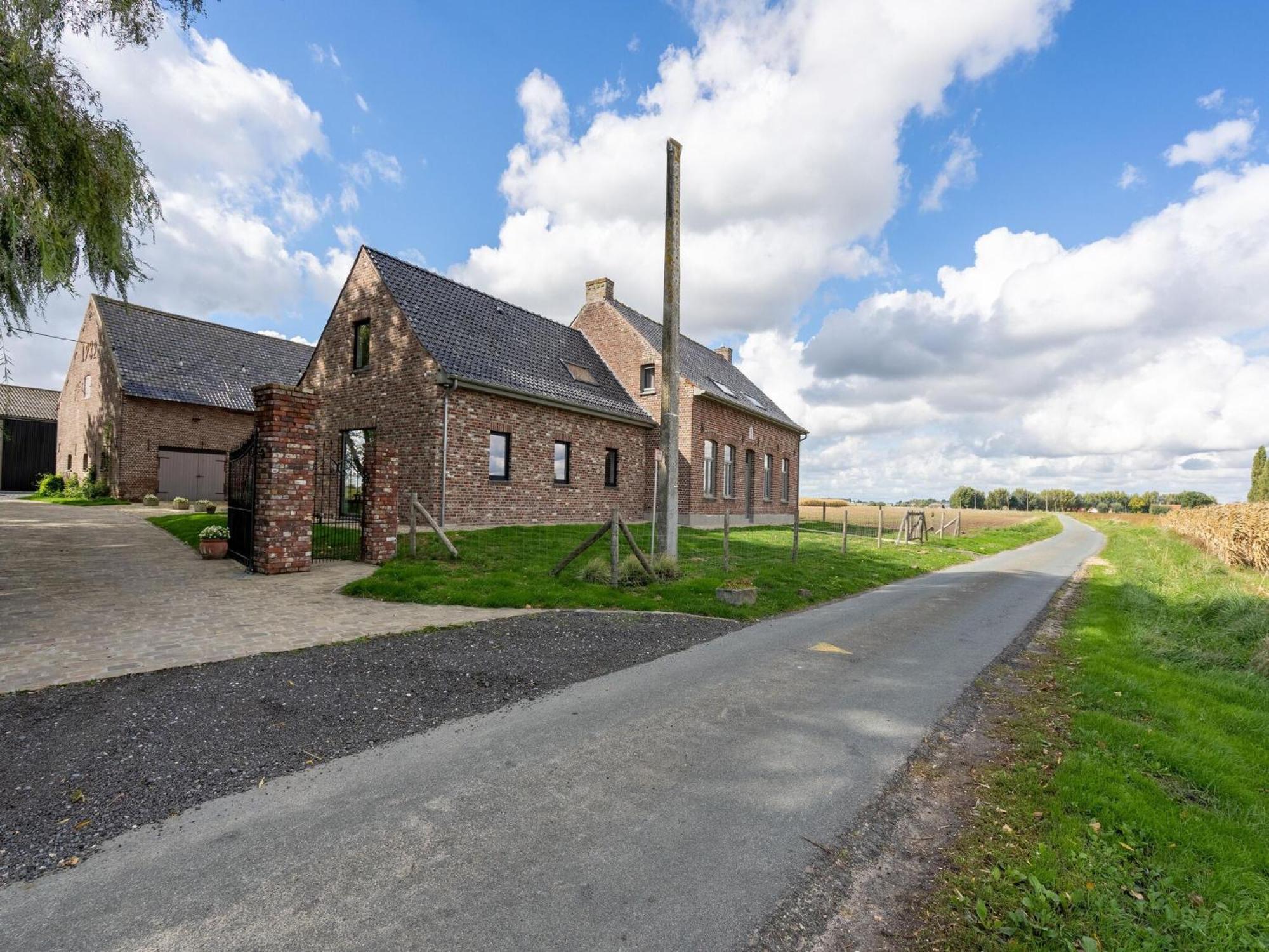 Spacious Holiday Home With Pond In Poperinge Roesbrugge-Haringe ภายนอก รูปภาพ