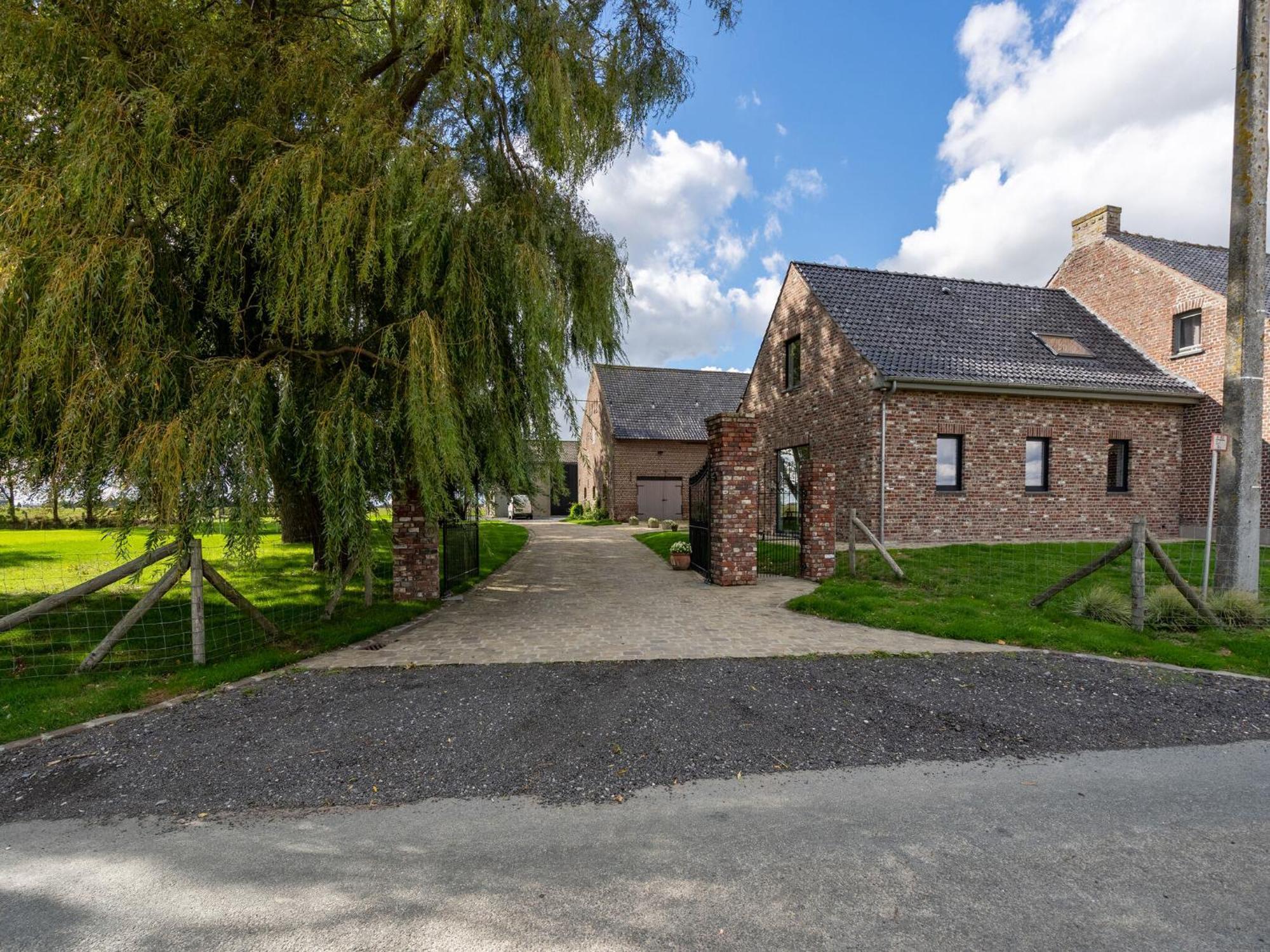 Spacious Holiday Home With Pond In Poperinge Roesbrugge-Haringe ภายนอก รูปภาพ