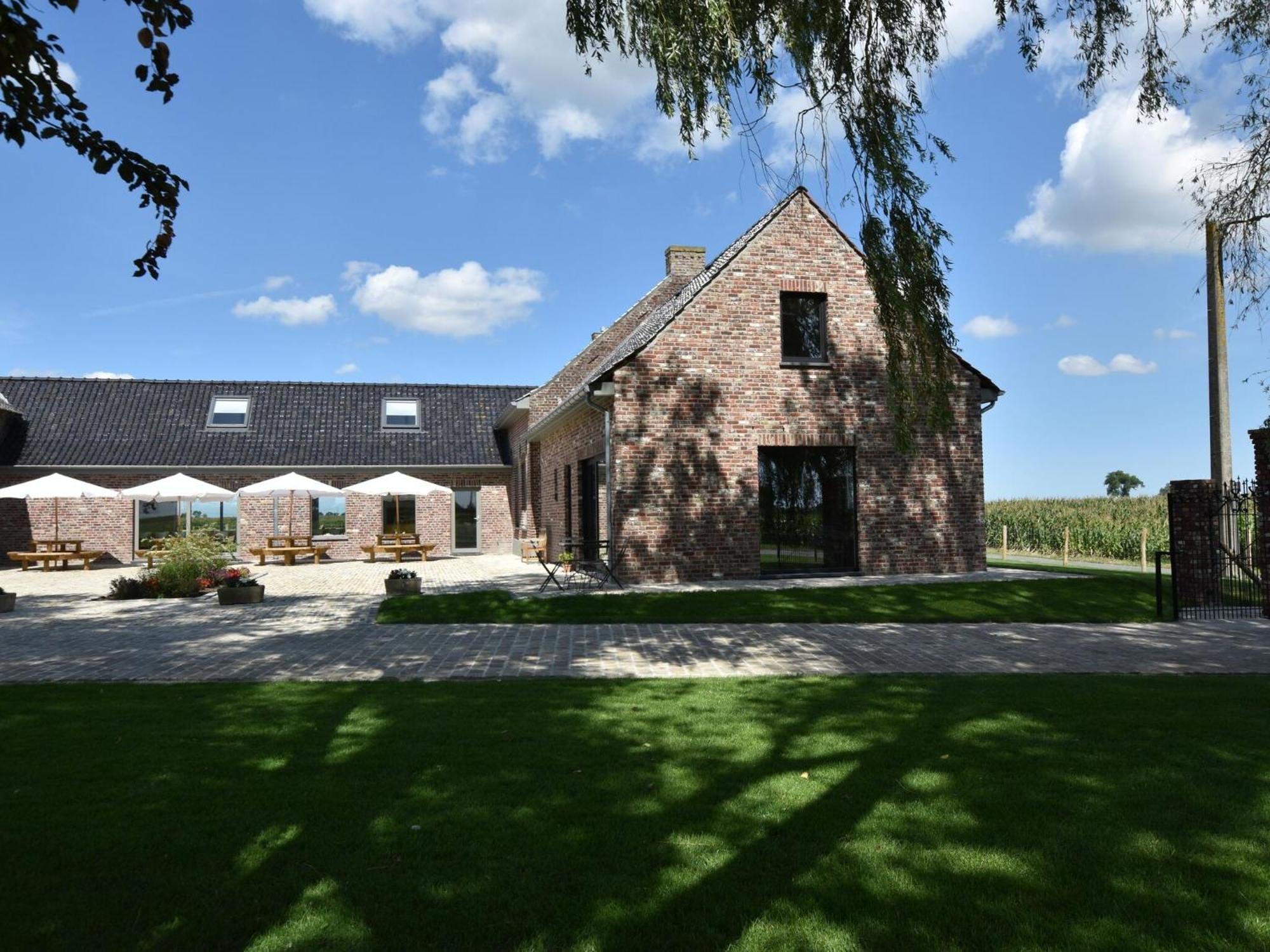 Spacious Holiday Home With Pond In Poperinge Roesbrugge-Haringe ภายนอก รูปภาพ