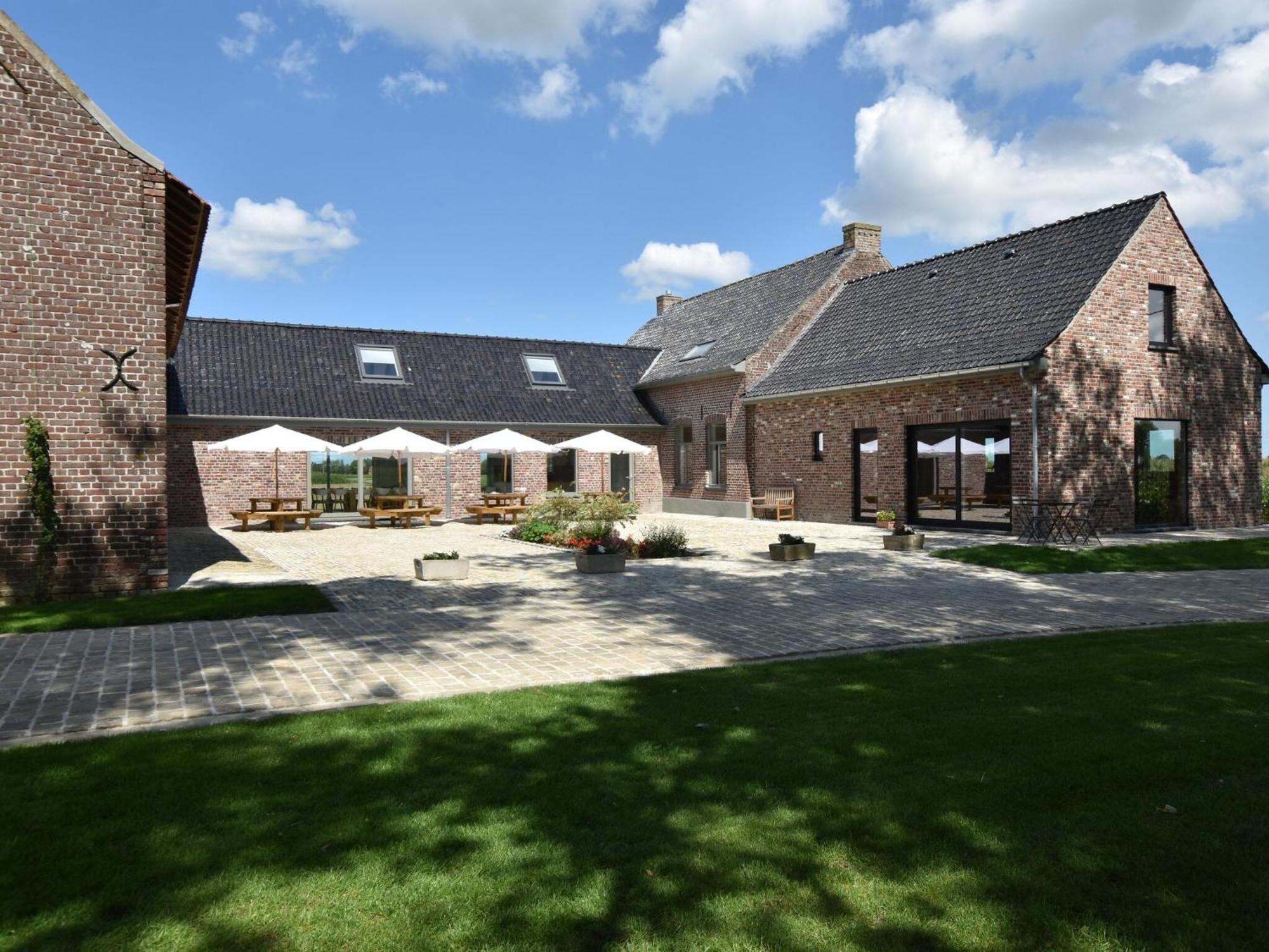 Spacious Holiday Home With Pond In Poperinge Roesbrugge-Haringe ภายนอก รูปภาพ